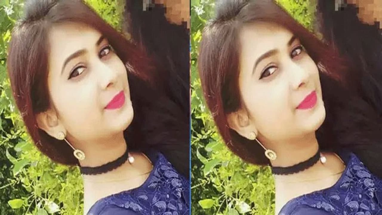 దారుణం.. నడిరోడ్డుపై మహిళా లెక్చరర్ పై పెట్రోల్ పోసి...