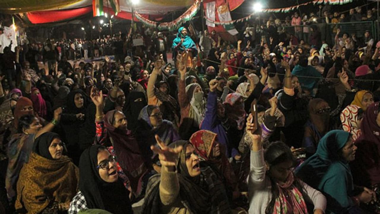 ഷാഹീൻബാഗിലെ തണുപ്പിൽ അമ്മയ്‌ക്കൊപ്പം സമരത്തിനിരുന്ന കുഞ്ഞ് മരിച്ചു, കബറടക്കത്തിന് ശേഷം വീണ്ടും സമരപ്പന്തലിലെത്തി അമ്മ