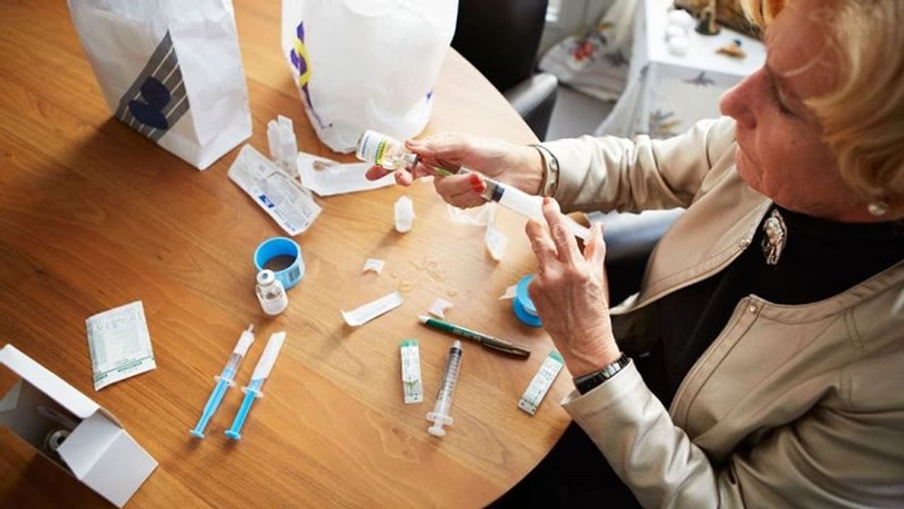 इस देश के 10 हजार से ज्यादा लोगों ने मांगी इच्छा मृत्यु, जानें क्या है वजह इस देश के 10 हजार से ज्यादा लोगों ने मांगी इच्छा मृत्यु, जानें क्या है वजह