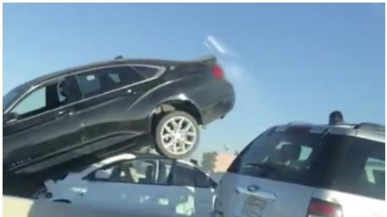 സൗദിയില് 20 കാറുകള് കൂട്ടിയിടിച്ച് അപകടം സൗദിയില് 20 കാറുകള് കൂട്ടിയിടിച്ച് അപകടം