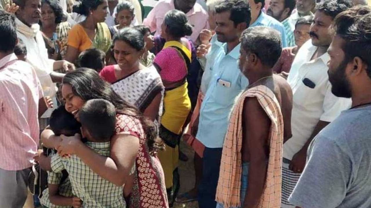 பள்ளிக்கூட பசங்கள ஆர்பாட்டத்துக்கு அழைத்து சென்று அலப்பறை செய்த நாம்தமிழர் கட்சி...!! எக்கசக்க டோஸ் வாங்கிய சீமான் தம்பிகள்...!! பள்ளிக்கூட பசங்கள ஆர்பாட்டத்துக்கு அழைத்து சென்று அலப்பறை செய்த நாம்தமிழர் கட்சி...!! எக்கசக்க டோஸ் வாங்கிய சீமான் தம்பிகள்...!!