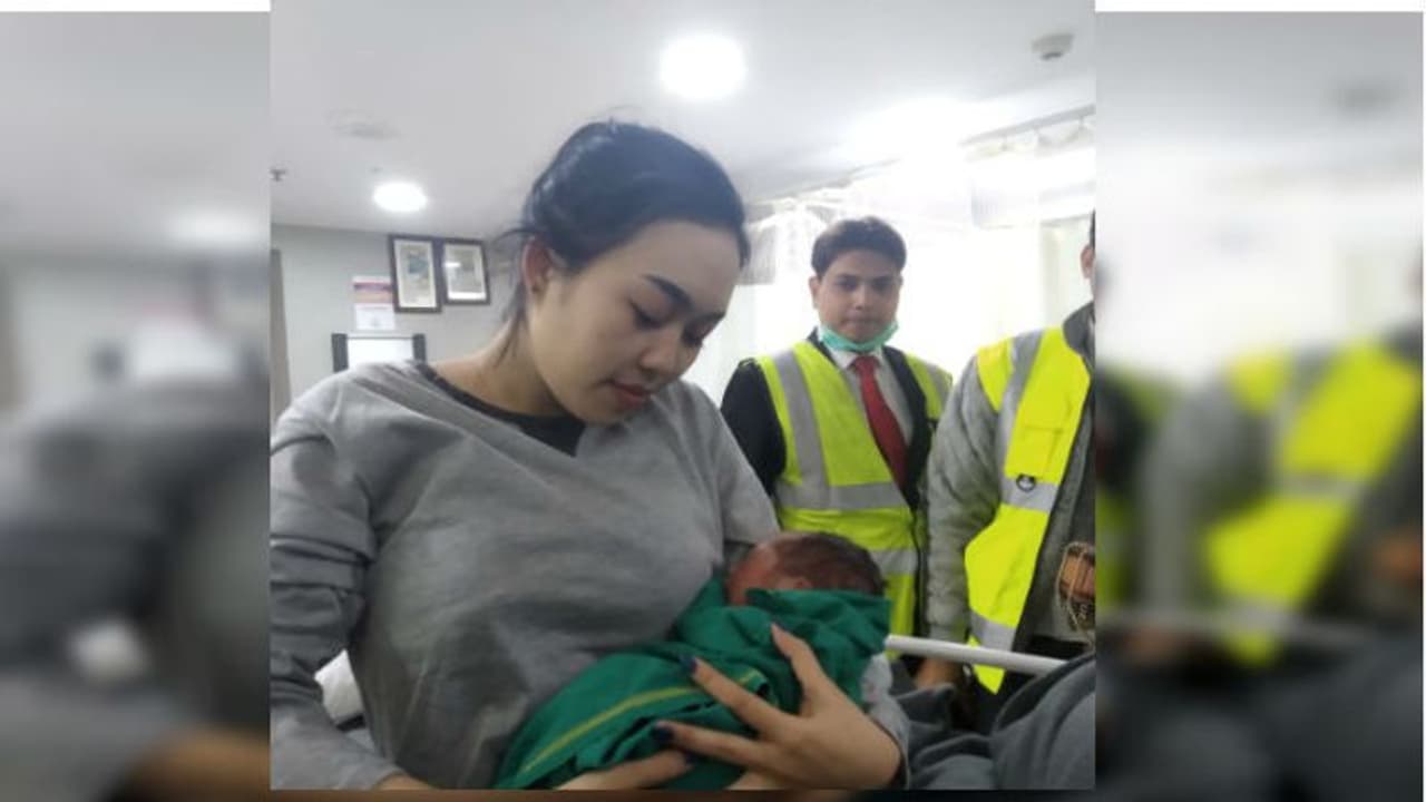 মাঝ আকাশে সন্তান প্রসব বিদেশিনির, কলকাতায় বিমানের জরুরি অবতরণ মাঝ আকাশে সন্তান প্রসব বিদেশিনির, কলকাতায় বিমানের জরুরি অবতরণ