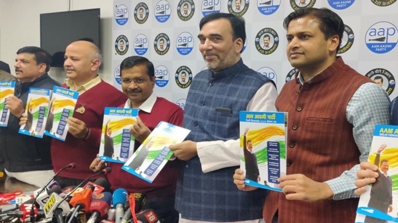 आप का घोषणा पत्र : स्कूलों में देशभक्ति की पढ़ाई, सीवर साफ करते हुए जान गई तो मिलेंगे 1 करोड़ रु. आप का घोषणा पत्र : स्कूलों में देशभक्ति की पढ़ाई, सीवर साफ करते हुए जान गई तो मिलेंगे 1 करोड़ रु.