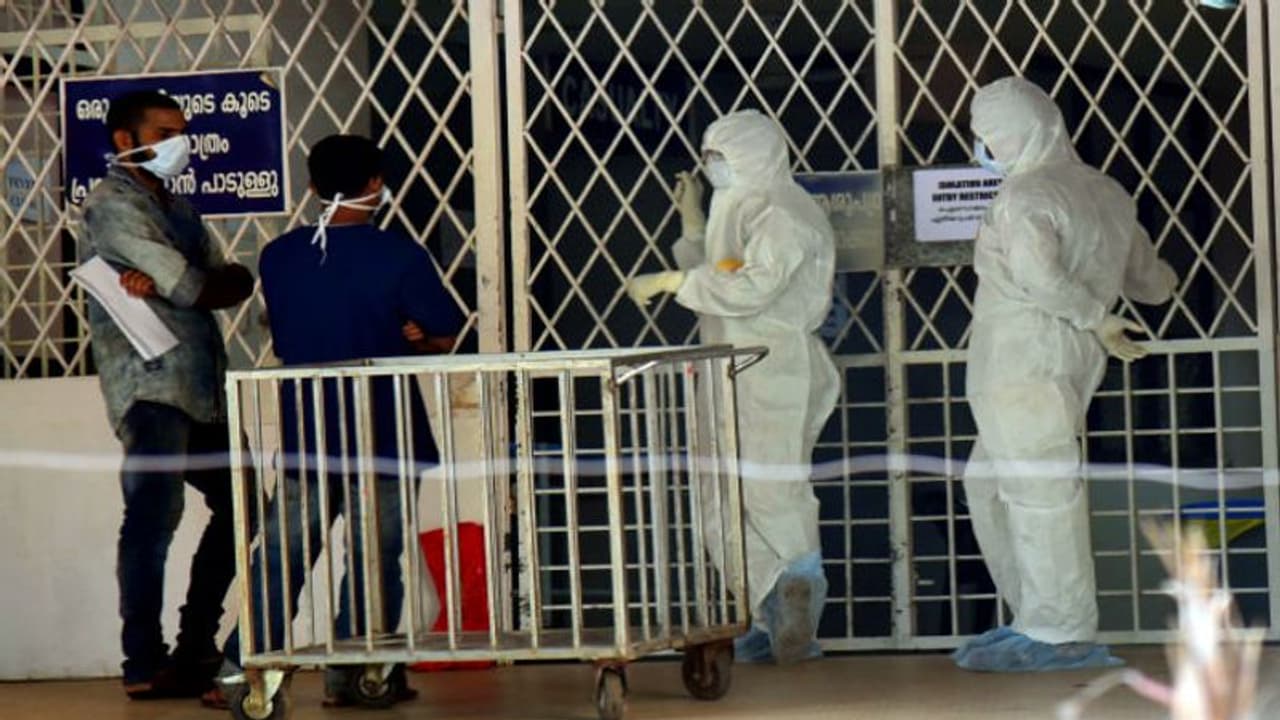 কেরলে করোনাকে 'রাজ্য বিপর্যয়' ঘোষণা, বাতিল একের পর এক হোটেল বুকিং কেরলে করোনাকে 'রাজ্য বিপর্যয়' ঘোষণা, বাতিল একের পর এক হোটেল বুকিং