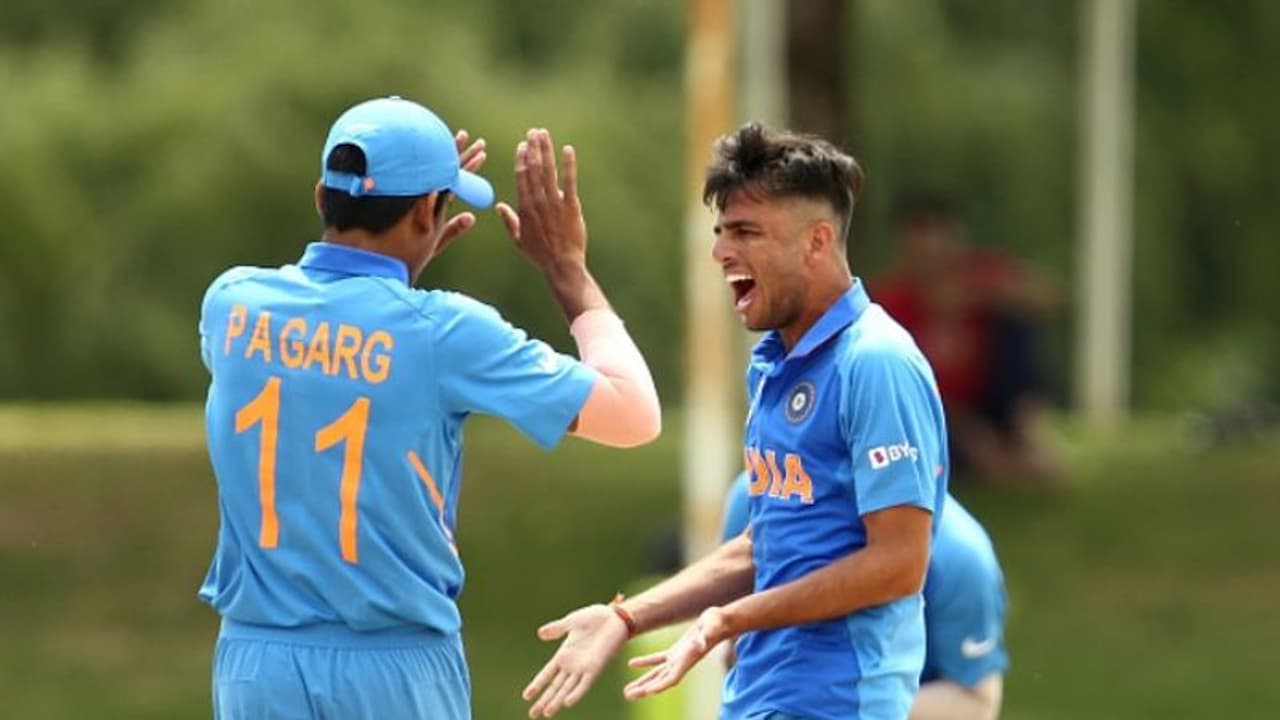 അണ്ടര് 19 ലോകകപ്പ് സെമി: തുടക്കത്തിലെ പാകിസ്ഥാന് കുരുക്കിട്ട് ഇന്ത്യ അണ്ടര് 19 ലോകകപ്പ് സെമി: തുടക്കത്തിലെ പാകിസ്ഥാന് കുരുക്കിട്ട് ഇന്ത്യ