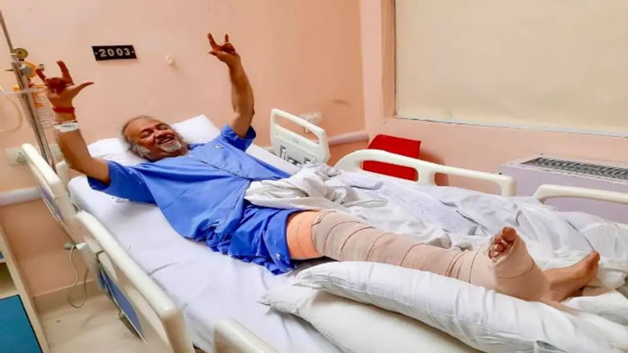 ফ্র্যাকচার পা নিয়েই হাসপাতালের বেডে খোশ মেজাজে গায়ক, সোশ্যাল মিডিয়ায় নিজেই পোস্ট করলেন ছবি ফ্র্যাকচার পা নিয়েই হাসপাতালের বেডে খোশ মেজাজে গায়ক, সোশ্যাল মিডিয়ায় নিজেই পোস্ট করলেন ছবি