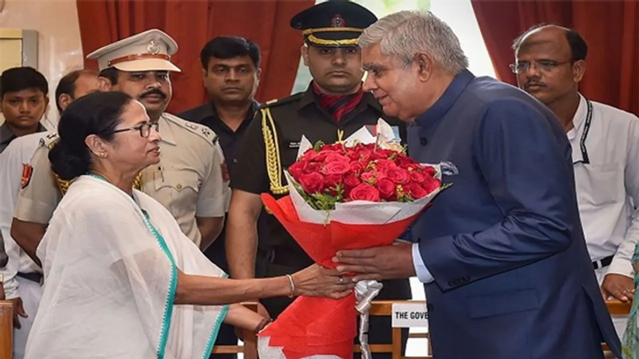 कोरोना के बीच में शुरू हुई ममता और धनखड़ के बीच जंग