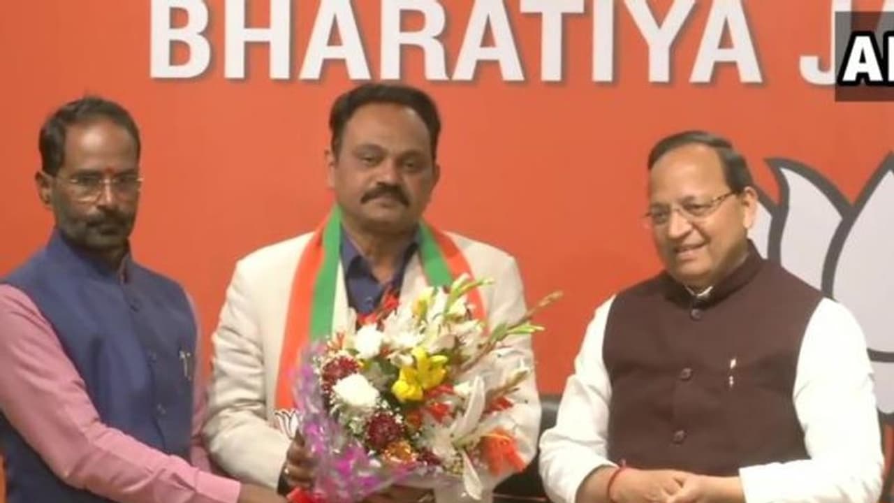 कभी सोनिया के राजनैतिक गुरु रहे नेता के बेटे ने थामा भाजपा का दामन, कांग्रेस को झटका