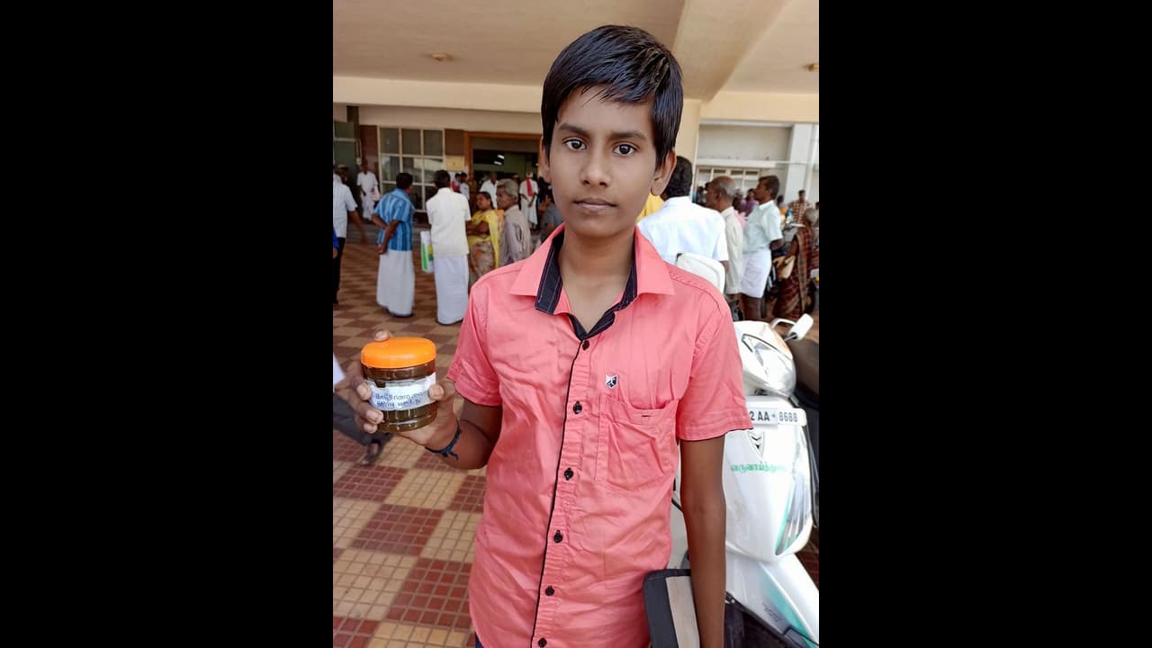 கொரோனாவுக்கு மருந்து கண்டு பிடிச்சாச்சு...!! மருந்து பாட்டிலுடன் கலெக்டர் அலுவலகம் வந்த பள்ளி மாணவன்...!! கொரோனாவுக்கு மருந்து கண்டு பிடிச்சாச்சு...!! மருந்து பாட்டிலுடன் கலெக்டர் அலுவலகம் வந்த பள்ளி மாணவன்...!!