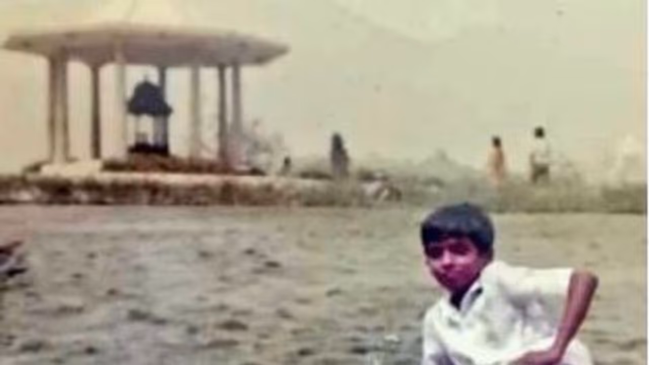 மணல் மீது ஹாய்யாக படுத்திருக்கும் இந்த முன்னணி நடிகர் யார் தெரியுமா?