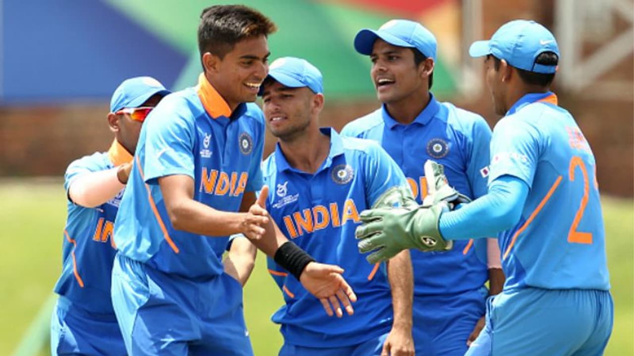 అండర్ 19 వరల్డ్ కప్: అదరగొట్టిన భారత బౌలర్లు, 172కే పాక్ ఖేల్ ఖతం అండర్ 19 వరల్డ్ కప్: అదరగొట్టిన భారత బౌలర్లు, 172కే పాక్ ఖేల్ ఖతం