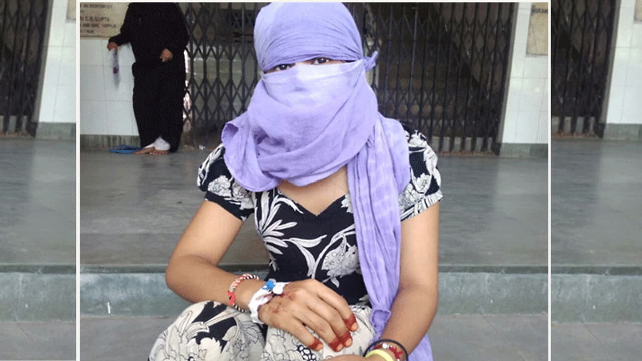 बॉयफ्रेंड ने धोखा दिया तो दुल्हन बन दूसरों का घर बर्बाद करने निकल पड़ी, लेकिन हो गई EXPOSE बॉयफ्रेंड ने धोखा दिया तो दुल्हन बन दूसरों का घर बर्बाद करने निकल पड़ी, लेकिन हो गई EXPOSE