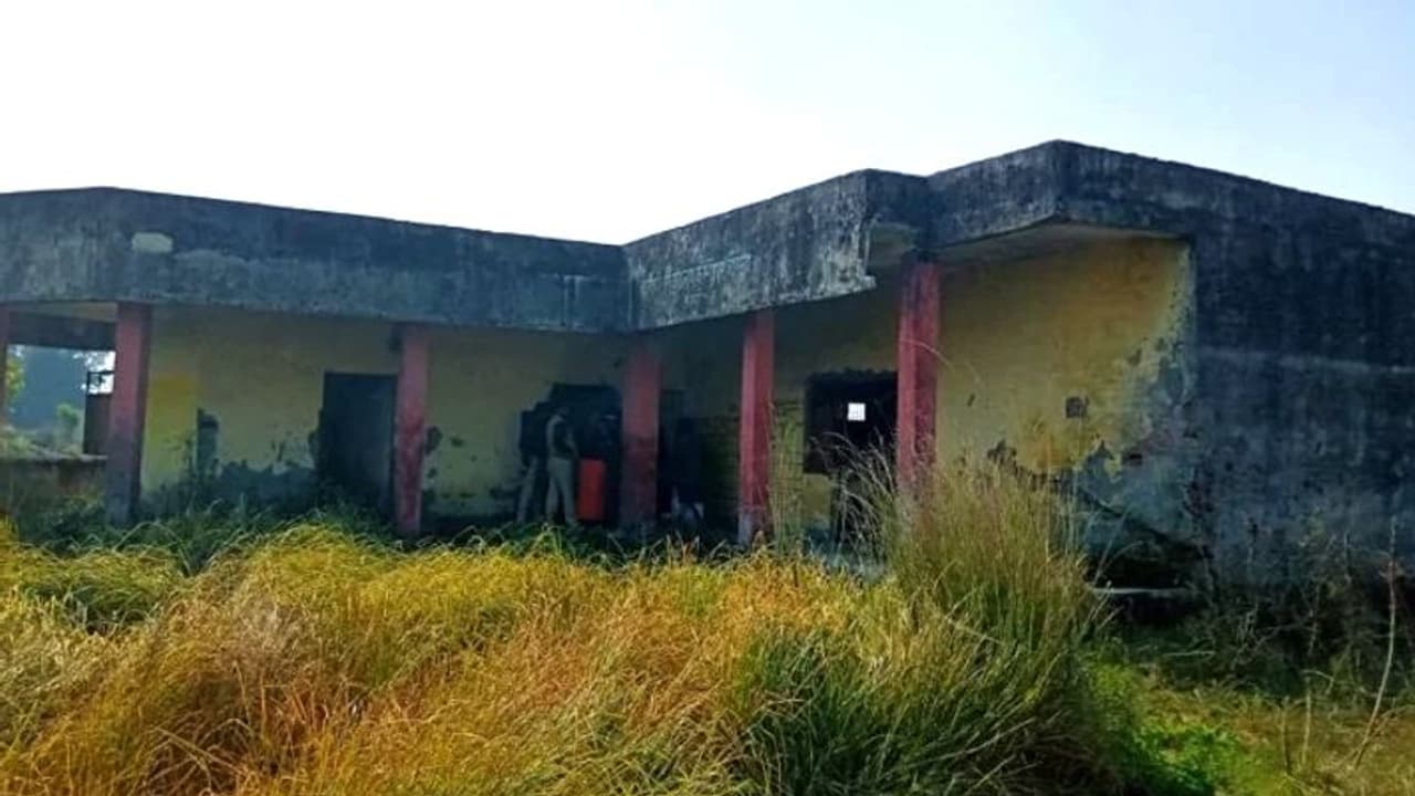 सालों से बंद पड़े पंचायत भवन में मिली अधजली युवती का शव, पास से मिले ये सामान सालों से बंद पड़े पंचायत भवन में मिली अधजली युवती का शव, पास से मिले ये सामान