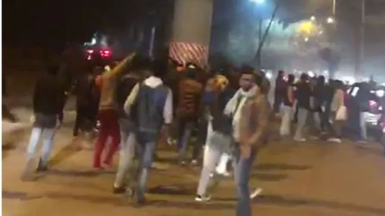 'ദേശദ്രോഹികള്ക്ക് നേരെ വെടിവെക്കു'; പൗരത്വ നിയമത്തെ അനുകൂലിച്ച് ജാമിയയില് റാലി 'ദേശദ്രോഹികള്ക്ക് നേരെ വെടിവെക്കു'; പൗരത്വ നിയമത്തെ അനുകൂലിച്ച് ജാമിയയില് റാലി