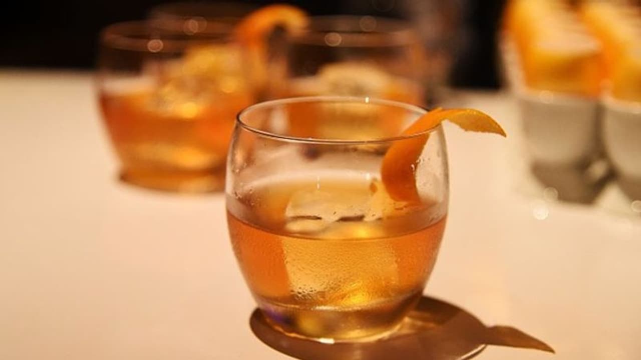 আদা দিয়ে চা পান, মধু দিয়ে হুইস্কি, করোনা ভাইরাস প্রতিরোধে এটাই নাকি মহৌষধি