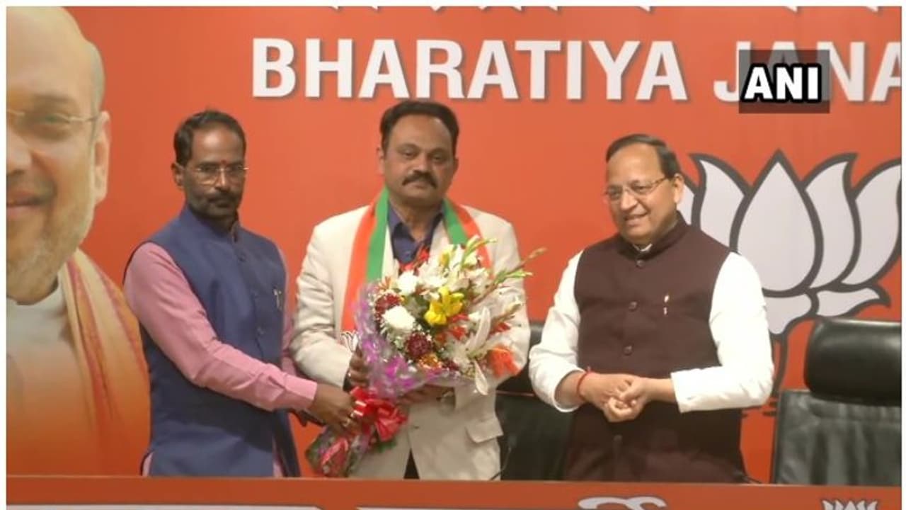 കോണ്ഗ്രസിന് തിരിച്ചടി; ദേശീയ നേതാവിന്റെ മകന് ബിജെപിയില് കോണ്ഗ്രസിന് തിരിച്ചടി; ദേശീയ നേതാവിന്റെ മകന് ബിജെപിയില്