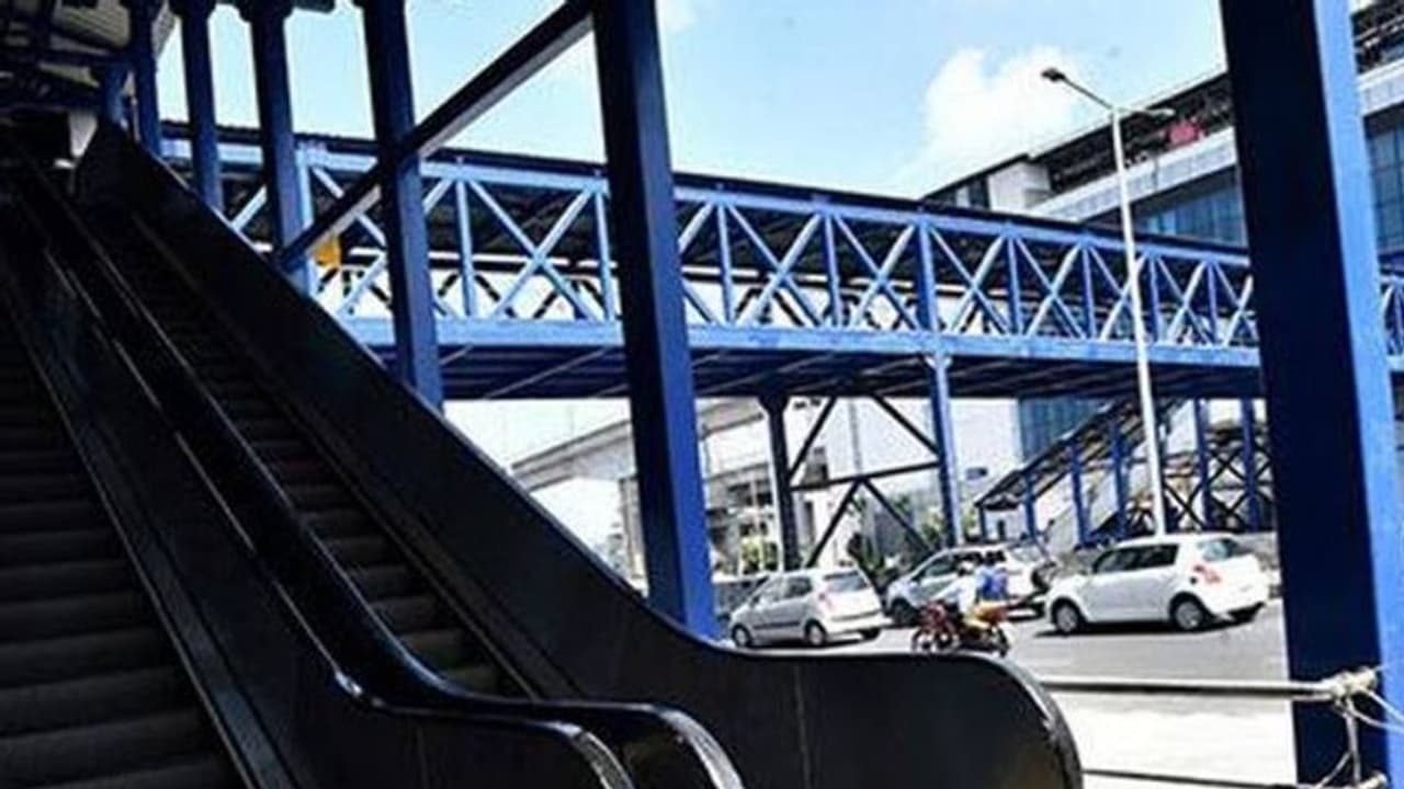 சென்னை ஆலந்தூரில் புதிய நடை மேம்பாலம்...! அடேங்கப்பா... இனி சட்டுபுட்டுன்னு அந்த பக்கம் போயிடலாம்..! சென்னை ஆலந்தூரில் புதிய நடை மேம்பாலம்...! அடேங்கப்பா... இனி சட்டுபுட்டுன்னு அந்த பக்கம் போயிடலாம்..!