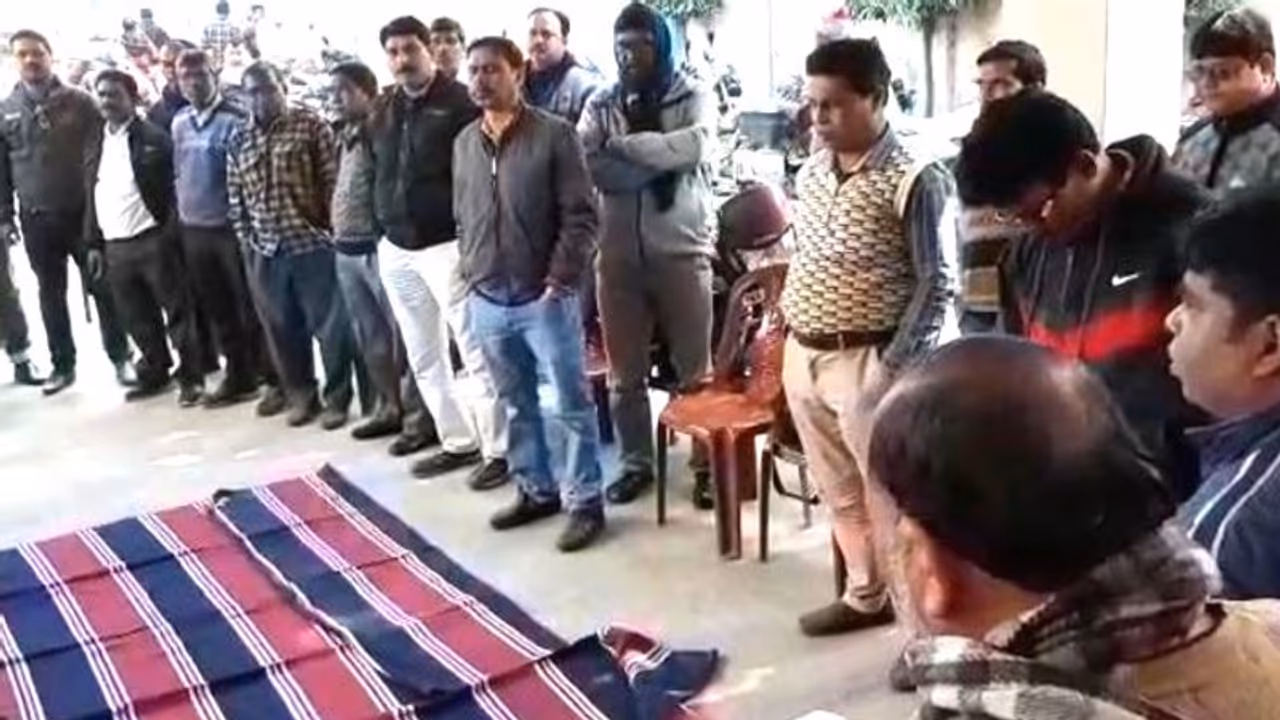 এলআইসি র 'শেয়ার বিক্রির' প্রতিবাদ, পুরুলিয়ায় বিক্ষোভে নামল এজেন্টরা এলআইসি র 'শেয়ার বিক্রির' প্রতিবাদ, পুরুলিয়ায় বিক্ষোভে নামল এজেন্টরা