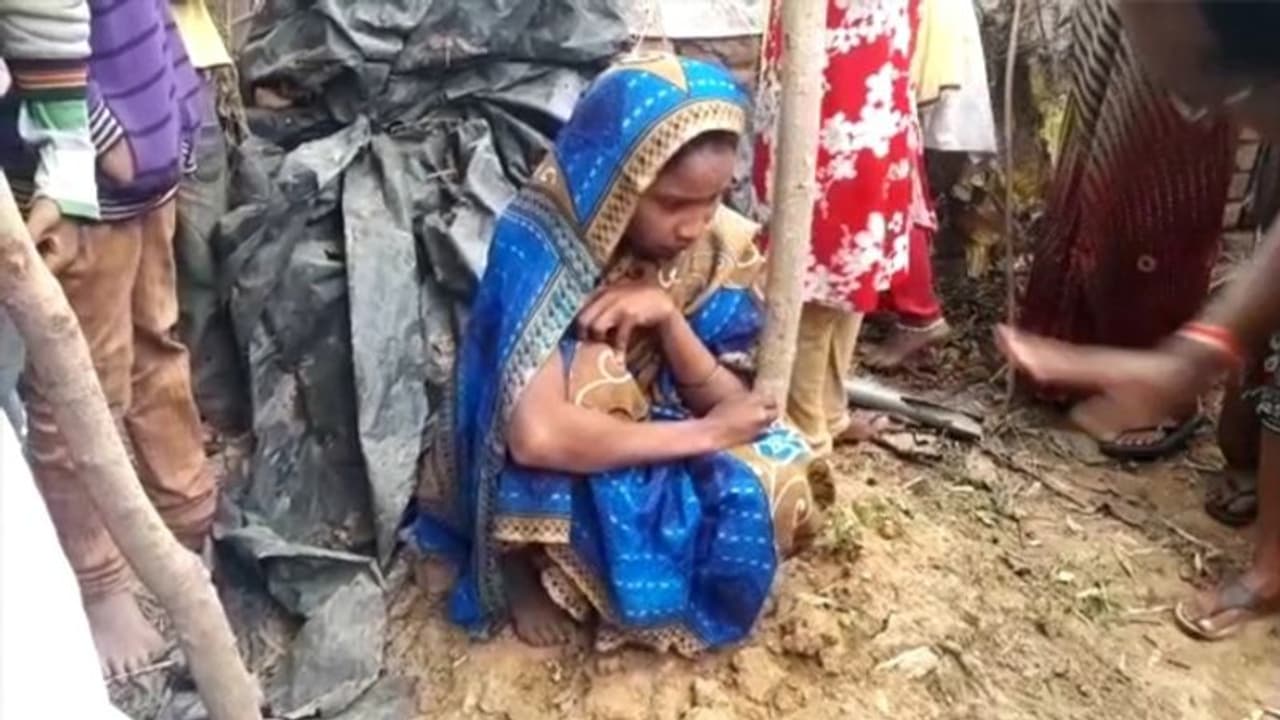 प्यारी मां को 'डायन' बनते देख छुप गई 5 साल की बेटी, टॉयलेट में मरे पड़े थे दो मासूम प्यारी मां को 'डायन' बनते देख छुप गई 5 साल की बेटी, टॉयलेट में मरे पड़े थे दो मासूम