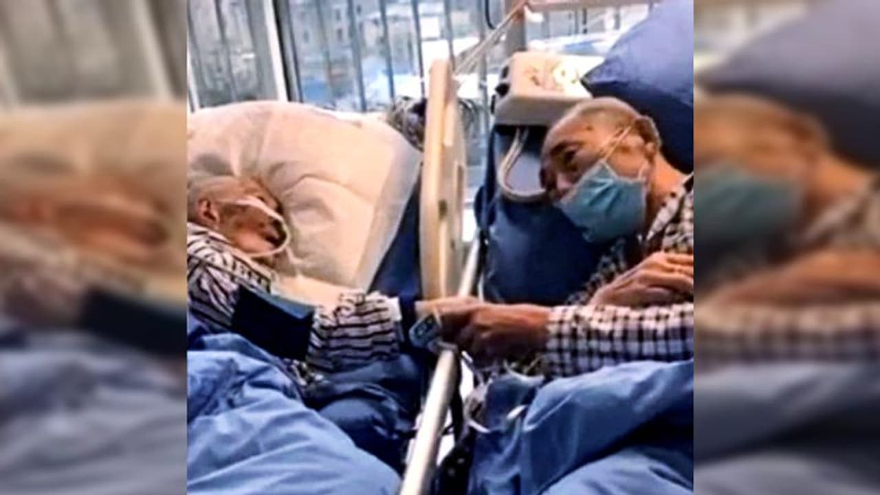 মৃত্যু ডেকেছে করোনা, আইসিইউ তে একে অপরকে শেষ বিদায় অশীতিপর দম্পতির, ভিডিও ভাইরাল মৃত্যু ডেকেছে করোনা, আইসিইউ তে একে অপরকে শেষ বিদায় অশীতিপর দম্পতির, ভিডিও ভাইরাল