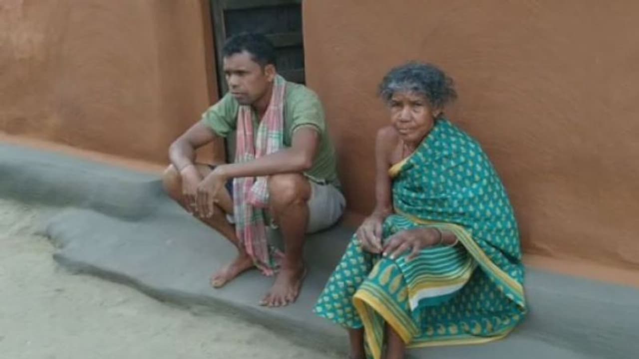 రెక్కాడితే కానీ డొక్కాడని కుటుంబం: రోజుకూలీకి నోటీసులు, 2 లక్షలు కట్టాలన్న ఐటీ శాఖ రెక్కాడితే కానీ డొక్కాడని కుటుంబం: రోజుకూలీకి నోటీసులు, 2 లక్షలు కట్టాలన్న ఐటీ శాఖ