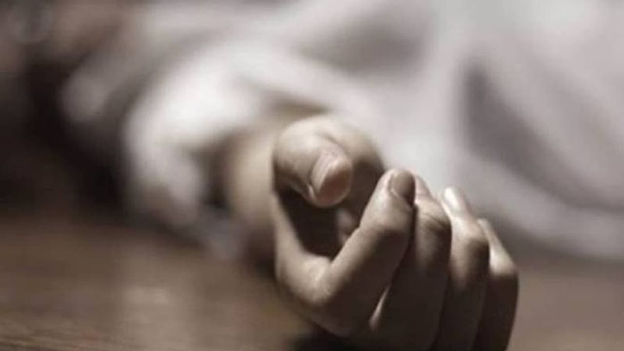 భూమి కోసం... తండ్రికొడుకులను కర్రలతో చితకబాదిన ప్రత్యర్ధులు