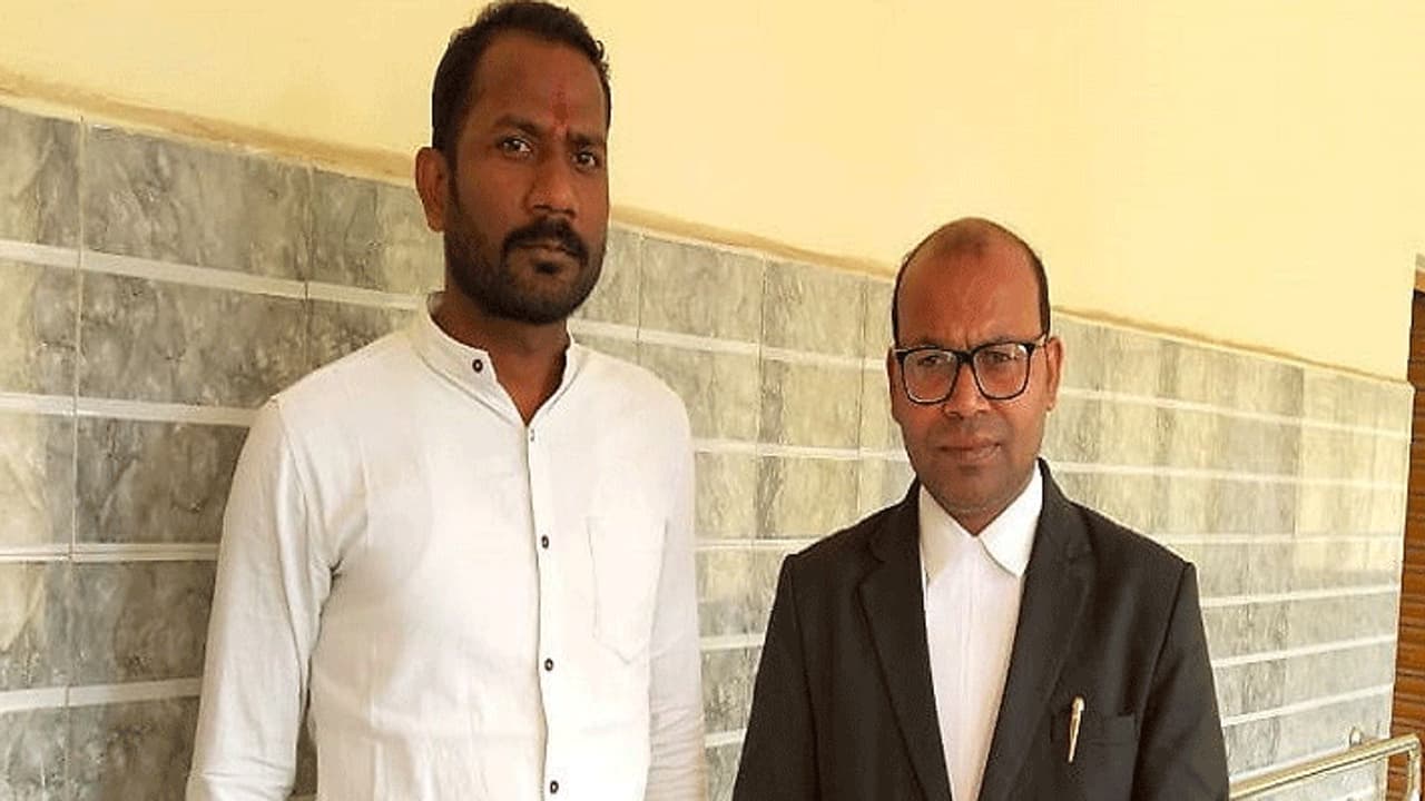 जेल में बंद इस शख्स ने जीता सरपंच का चुनाव, पत्नी की आत्महत्या मामले में काट रहा है सजा जेल में बंद इस शख्स ने जीता सरपंच का चुनाव, पत्नी की आत्महत्या मामले में काट रहा है सजा