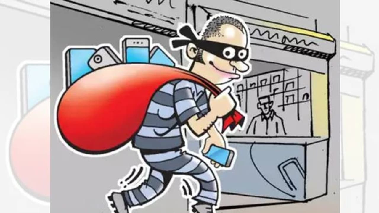Burglar Arrest: 13 ವರ್ಷದ ನಂತರ ಸೆರೆಸಿಕ್ಕ ಹೆಬ್ಬಾಳದ ಚಾಲಾಕಿ, ನೂರಾರು ಮನೆ ಕೀ ಮಾಡಿಟ್ಟುಕೊಂಡಿದ್ದ! Burglar Arrest: 13 ವರ್ಷದ ನಂತರ ಸೆರೆಸಿಕ್ಕ ಹೆಬ್ಬಾಳದ ಚಾಲಾಕಿ, ನೂರಾರು ಮನೆ ಕೀ ಮಾಡಿಟ್ಟುಕೊಂಡಿದ್ದ!