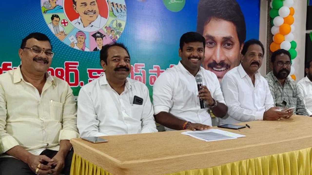 వీడియో గేమ్లు ఆడుకునే లోకేశ్ను మంత్రిని చేశారు: బాబుపై గుడివాడ వ్యాఖ్యలు వీడియో గేమ్లు ఆడుకునే లోకేశ్ను మంత్రిని చేశారు: బాబుపై గుడివాడ వ్యాఖ్యలు