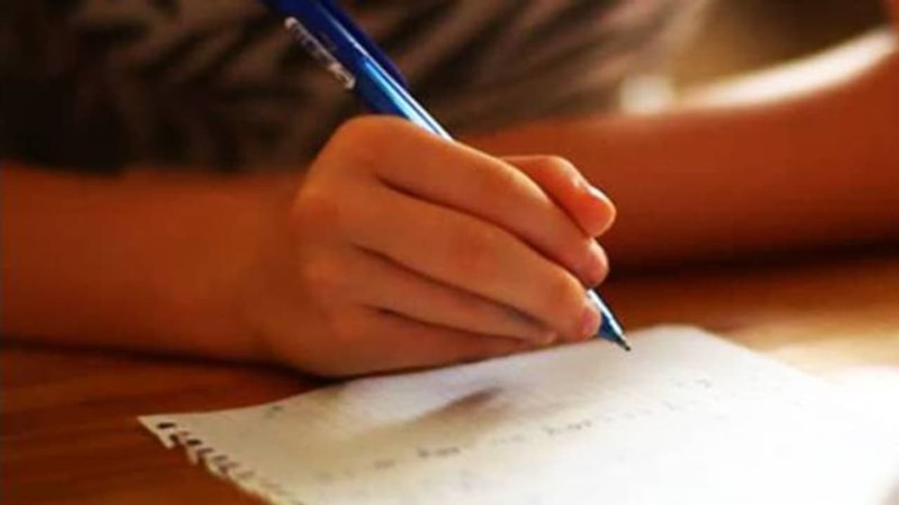 പരീക്ഷയ്ക്ക് കോപ്പിയടിക്കാന് വിദ്യാർഥിനിയെ സഹായിച്ച കാമുകന് പിടിയില് പരീക്ഷയ്ക്ക് കോപ്പിയടിക്കാന് വിദ്യാർഥിനിയെ സഹായിച്ച കാമുകന് പിടിയില്