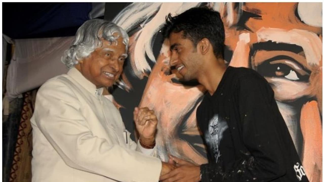 ഏഷ്യയിലെ ഏറ്റവും വേഗതയുള്ള ചിത്രകാരൻ, വിലാസ് നായക്; എളുപ്പമല്ലാത്ത ആ യാത്ര ഇങ്ങനെ ഏഷ്യയിലെ ഏറ്റവും വേഗതയുള്ള ചിത്രകാരൻ, വിലാസ് നായക്; എളുപ്പമല്ലാത്ത ആ യാത്ര ഇങ്ങനെ