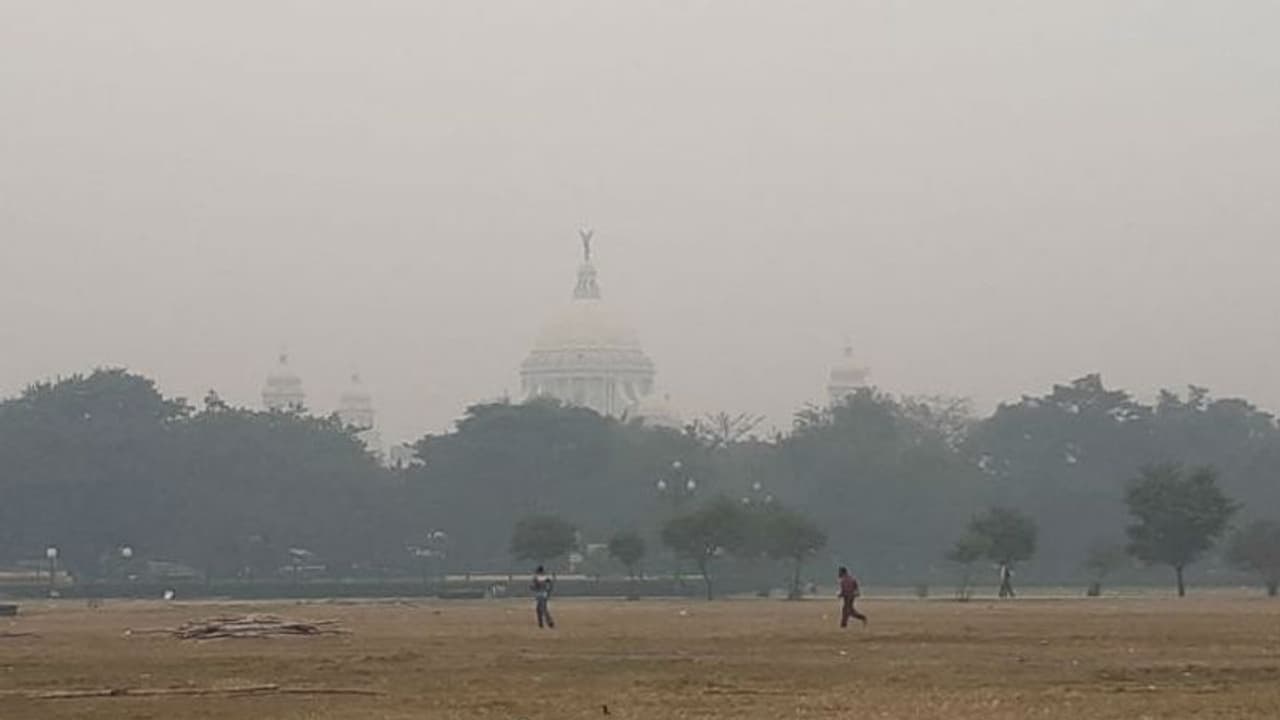 কুয়াশায় ঢাকা শহরে তাপমাত্রা বাড়ল ৪ ডিগ্রি, কাল থেকে বৃষ্টি কলকাতায়