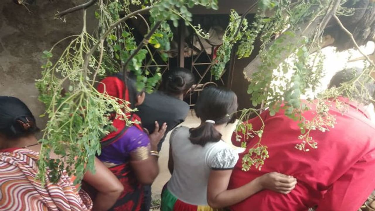 বাড়িতে ঢুকে নাবালিকা প্রেমিকাকে খুন করে আত্মঘাতী প্রেমিক, দুর্গাপুরে চাঞ্চল্য বাড়িতে ঢুকে নাবালিকা প্রেমিকাকে খুন করে আত্মঘাতী প্রেমিক, দুর্গাপুরে চাঞ্চল্য