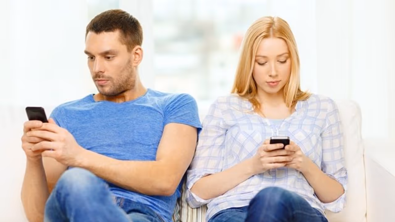 रिलेशनशिप में सोशल मीडिया कई बार घोल देता है जहर, रहें सावधान रिलेशनशिप में सोशल मीडिया कई बार घोल देता है जहर, रहें सावधान