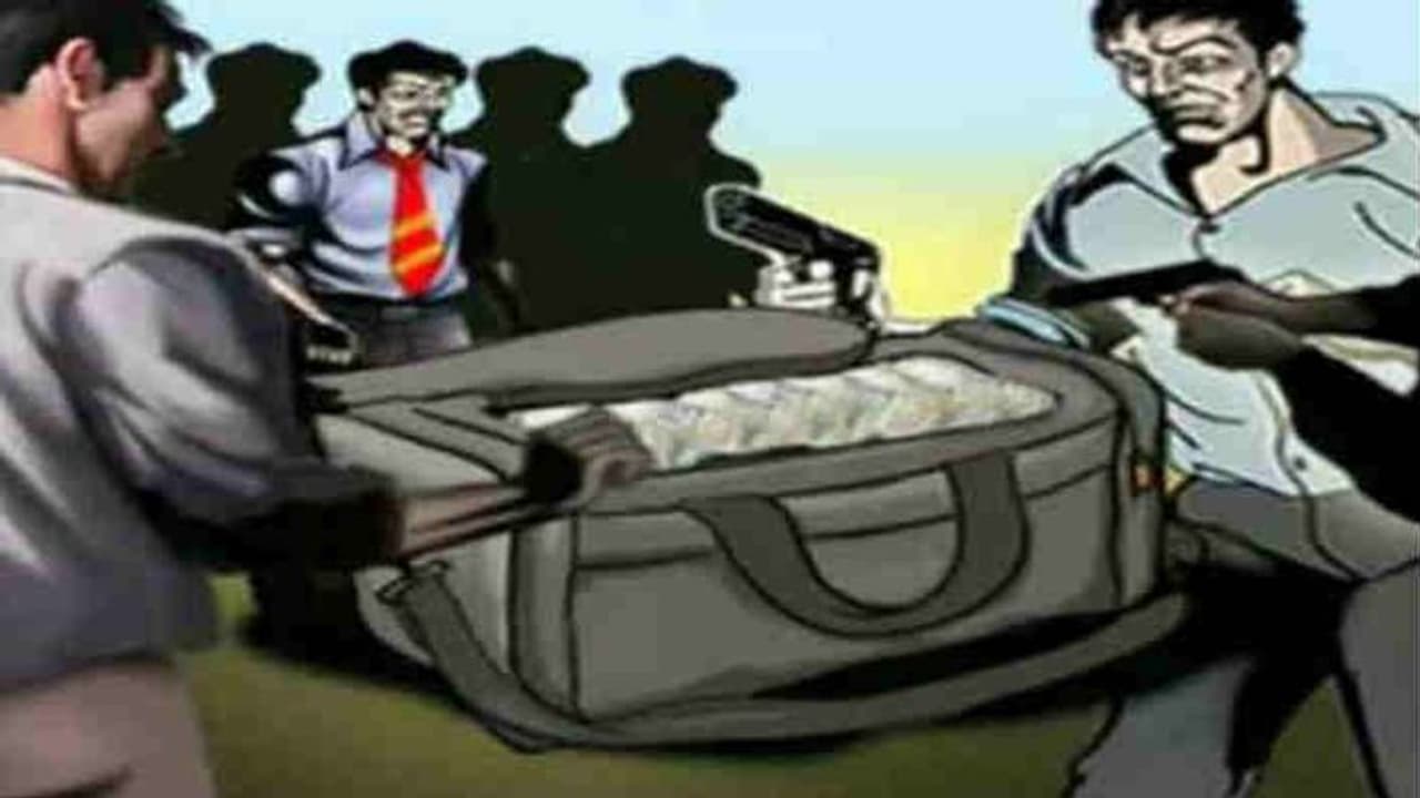 दुकानदार को ऐसे बेदम किया और चंद मिनटों के अंदर 90 लाख रुपये की ज्वेलरी ले भागे बदमाश दुकानदार को ऐसे बेदम किया और चंद मिनटों के अंदर 90 लाख रुपये की ज्वेलरी ले भागे बदमाश