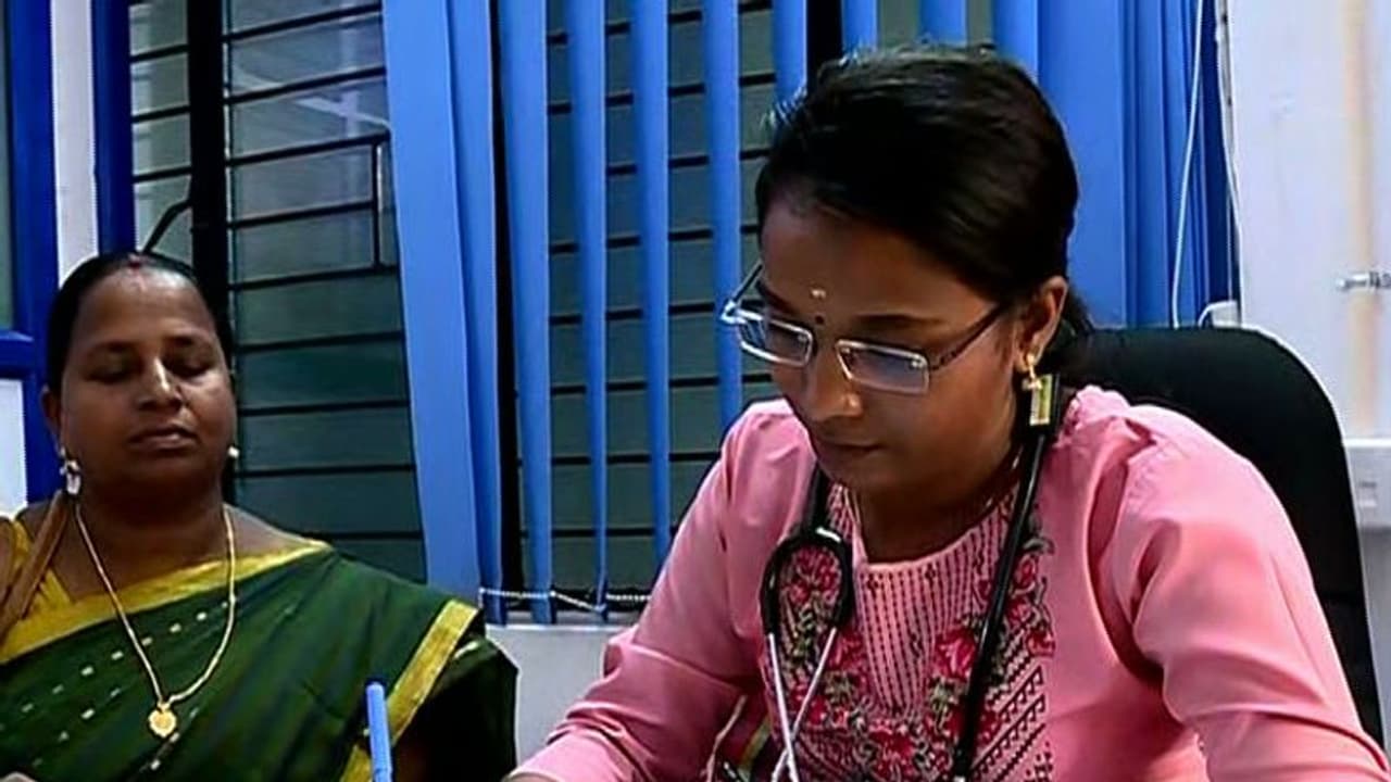 കണ്ണൂരില് ബോംബേറില് കാല് നഷ്ടപ്പെട്ട അസ്ന ഇനി ചെറുവാഞ്ചേരിക്കാരുടെ ഡോക്ടർ; അക്രമ രാഷ്ട്രീയത്തിന് കാലത്തിന്റെ കാവ്യനീതി കണ്ണൂരില് ബോംബേറില് കാല് നഷ്ടപ്പെട്ട അസ്ന ഇനി ചെറുവാഞ്ചേരിക്കാരുടെ ഡോക്ടർ; അക്രമ രാഷ്ട്രീയത്തിന് കാലത്തിന്റെ കാവ്യനീതി