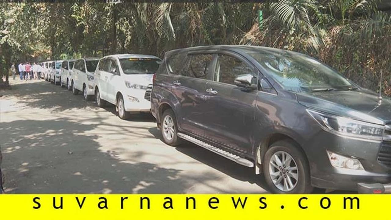 ಸಂಪುಟ ವಿಸ್ತರಣೆಯ ಬ್ರೇಕಿಂಗ್: ಭಾವೀ ಸಚಿವರಿಗೆ ರೆಡಿಯಾಗಿ ನಿಂತಿವೆ ಕಾರುಗಳು ಸಂಪುಟ ವಿಸ್ತರಣೆಯ ಬ್ರೇಕಿಂಗ್: ಭಾವೀ ಸಚಿವರಿಗೆ ರೆಡಿಯಾಗಿ ನಿಂತಿವೆ ಕಾರುಗಳು