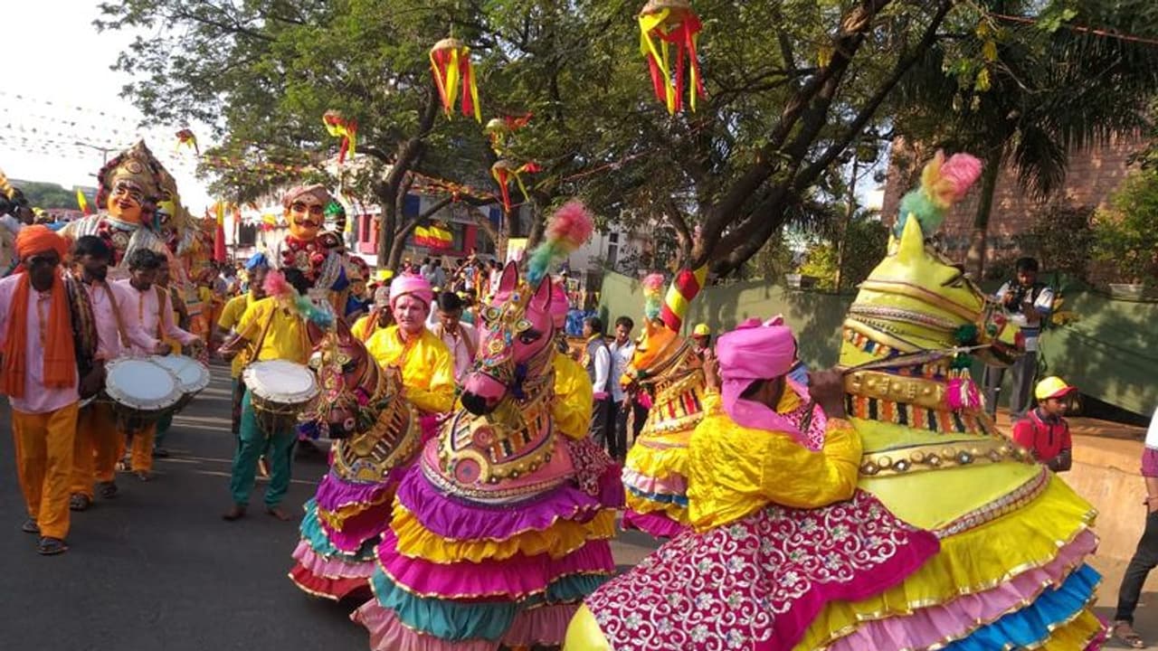 Kannada sahitya sammelana: ಏಲಕ್ಕಿ ನಾಡಲ್ಲಿ ಕನ್ನಡದ ರಂಗೇರಿಸಿದ ಮೆರವಣಿಗೆ Kannada sahitya sammelana: ಏಲಕ್ಕಿ ನಾಡಲ್ಲಿ ಕನ್ನಡದ ರಂಗೇರಿಸಿದ ಮೆರವಣಿಗೆ