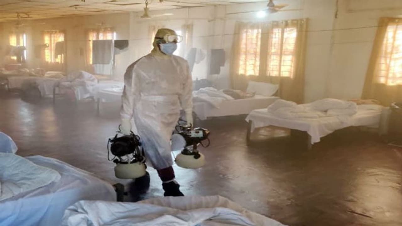 চিকিৎসা করাতে বাধা, করোনার উপসর্গ নিয়ে দেশে ফেরা ব্যক্তিকে গ্রেফতার করল পুলিশ