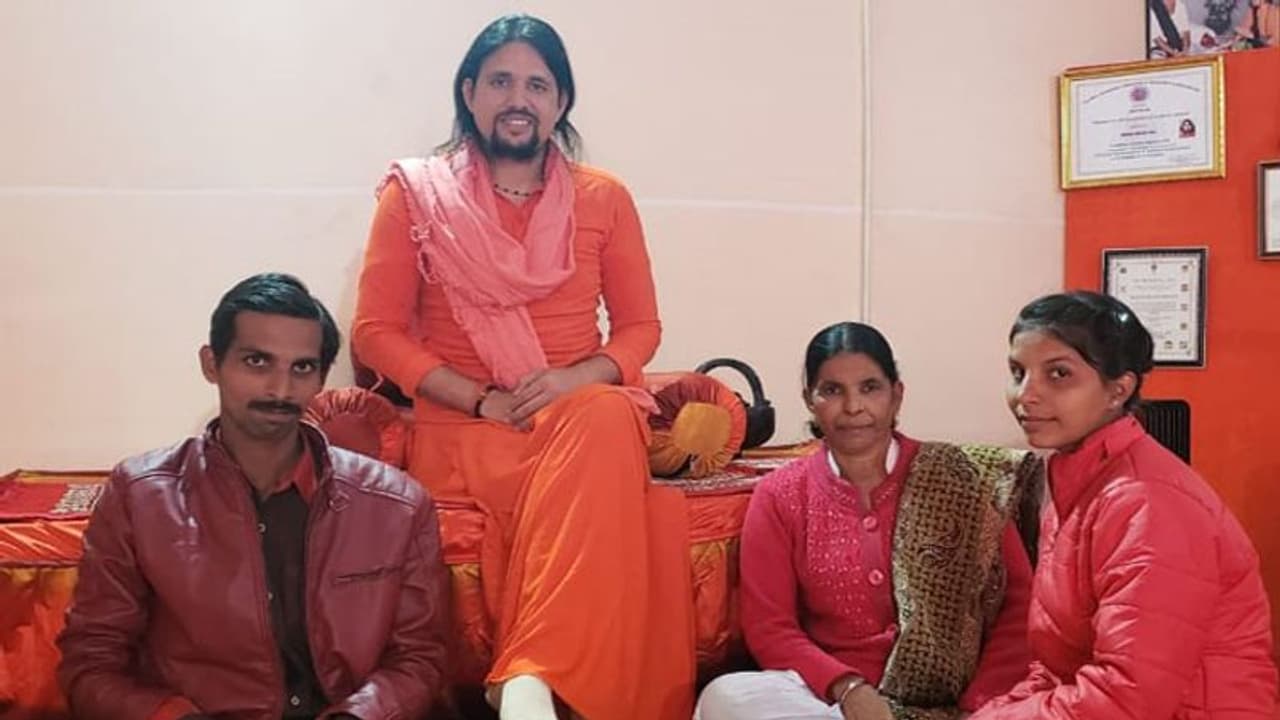 20 साल के बनवास का सुखद अंतः महिला के पैरों पर गिरा लड़का, कहा तू मेरी मां है, वो बोली मेरी कोई औलाद नहीं, और फिर.. 20 साल के बनवास का सुखद अंतः महिला के पैरों पर गिरा लड़का, कहा तू मेरी मां है, वो बोली मेरी कोई औलाद नहीं, और फिर..