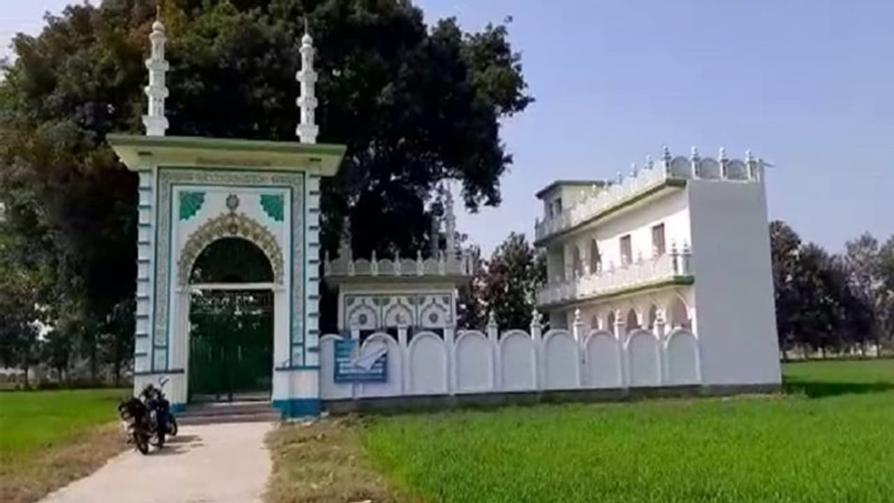 योगी सरकार ने मस्जिद बनवाने के लिए 25 KM दूर इस जगह दी जमीन, पास में बनी है इनकी दरगाह योगी सरकार ने मस्जिद बनवाने के लिए 25 KM दूर इस जगह दी जमीन, पास में बनी है इनकी दरगाह