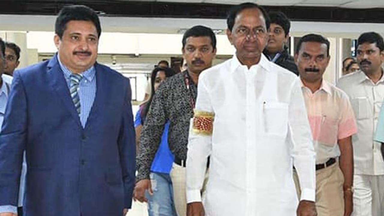 కేసీఆర్ కేబినెట్లోకి కేరళ ఐజీ లక్ష్మణ్: ఐటి శాఖ అప్పగింత కేసీఆర్ కేబినెట్లోకి కేరళ ఐజీ లక్ష్మణ్: ఐటి శాఖ అప్పగింత