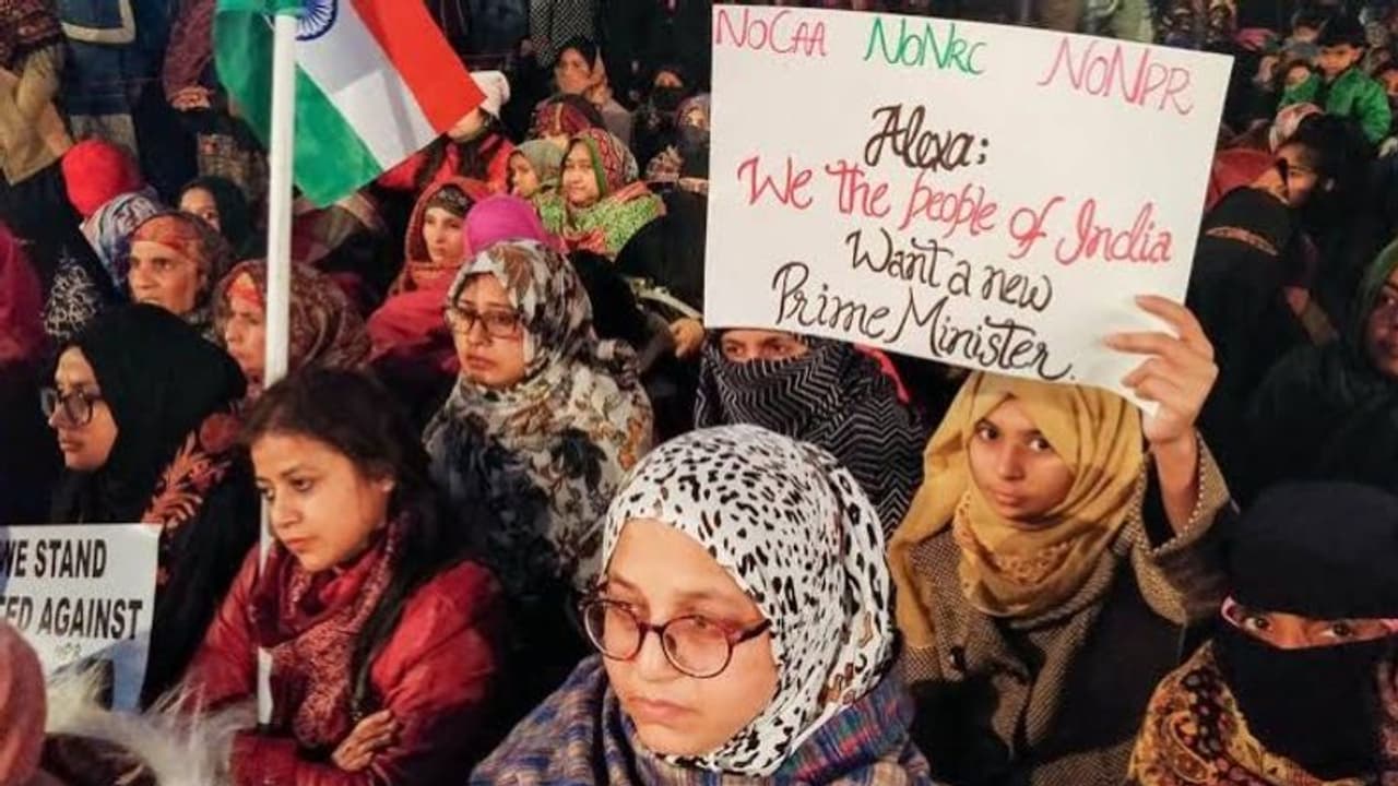 यू ट्यूब पर चैनल चलाने वाली महिला बुर्का में पहुंची शाहीन बाग, लेकिन हो गई एक्सपोज यू ट्यूब पर चैनल चलाने वाली महिला बुर्का में पहुंची शाहीन बाग, लेकिन हो गई एक्सपोज