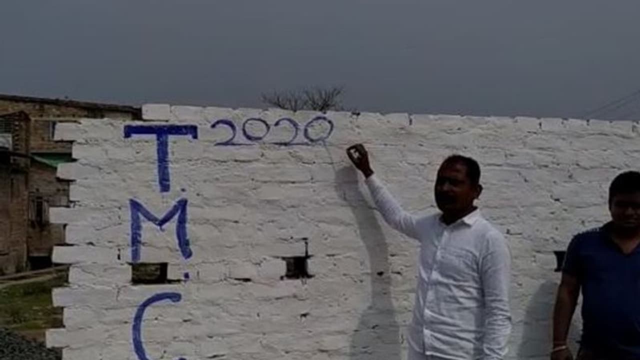 পুরভোটের নির্ঘণ্ট ঘোষণার আগেই প্রচার, দেওয়াল লিখলেন তৃণমূল কাউন্সিলর পুরভোটের নির্ঘণ্ট ঘোষণার আগেই প্রচার, দেওয়াল লিখলেন তৃণমূল কাউন্সিলর