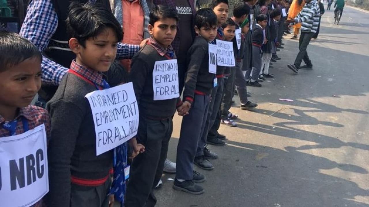 উত্তর দিনাজপুরে সিএএ বিরোধিতায় স্কুল ছাত্ররা, তৃণমূলের নোংরা রাজনীতি দেখছে বিজেপি উত্তর দিনাজপুরে সিএএ বিরোধিতায় স্কুল ছাত্ররা, তৃণমূলের নোংরা রাজনীতি দেখছে বিজেপি