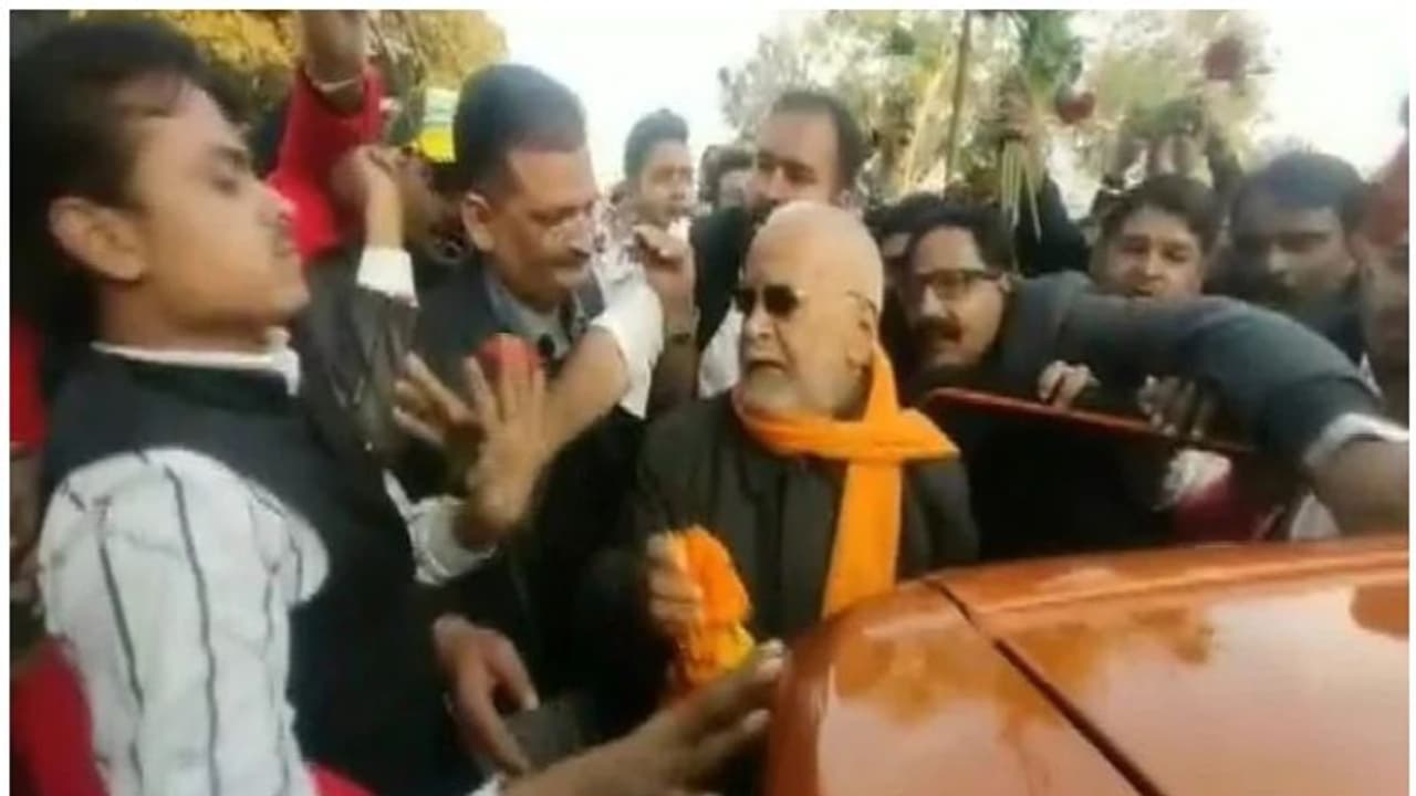 ബലാത്സംഗക്കേസില്‍ ജാമ്യത്തിലിറങ്ങിയ ചിന്മയാനന്ദിന് അണികള്‍ മാലയിട്ടും മുദ്രാവാക്യം വിളിച്ചും സ്വീകരണം നല്‍കി