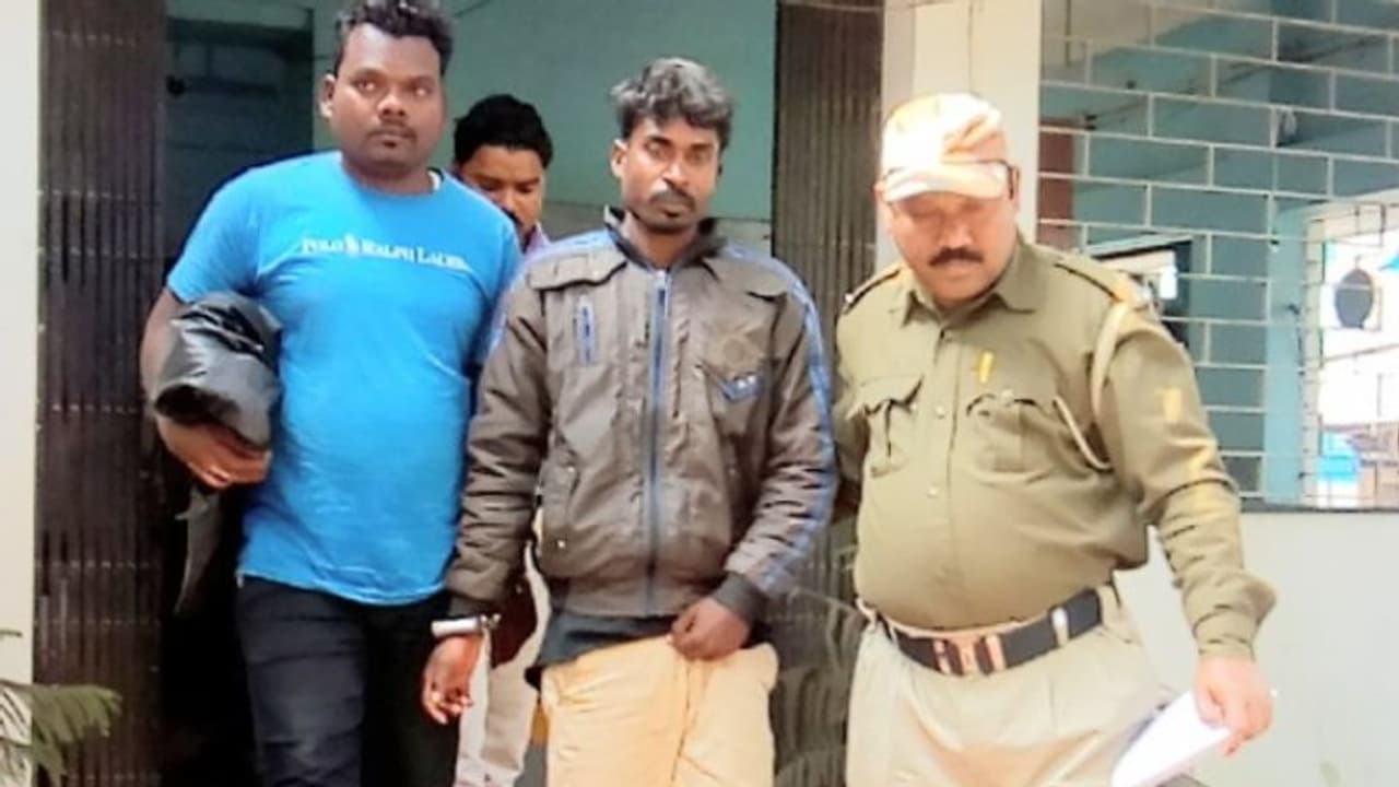 'ডাকাতির উদ্দেশ্য়ে বোমা গুলি', ৪ বিজেপি নেতাকে গ্রেফতার বর্ধমানে 'ডাকাতির উদ্দেশ্য়ে বোমা গুলি', ৪ বিজেপি নেতাকে গ্রেফতার বর্ধমানে