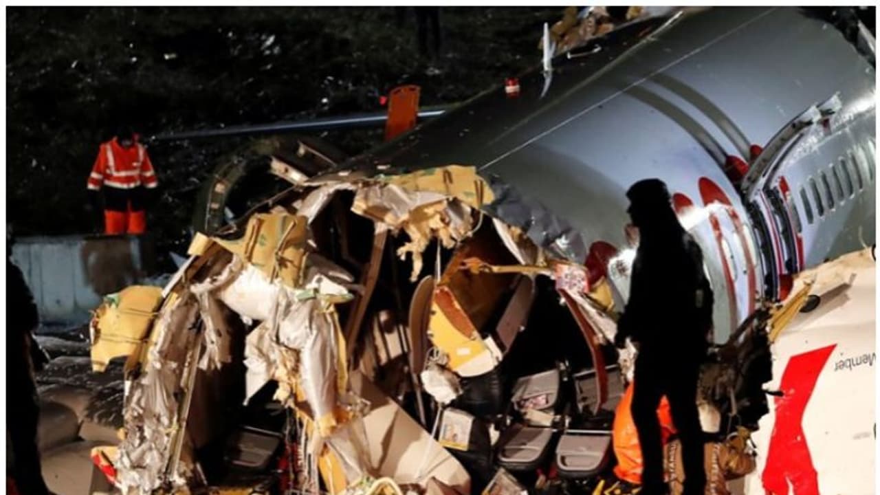 ലാൻഡിങ്ങിനിടെ തെന്നിമാറി റോഡിൽ ഇടിച്ചിറങ്ങിയ യാത്രാ വിമാനം മൂന്നായി പിളര്ന്നു; യാത്രക്കാര് രക്ഷപ്പെട്ടത് അത്ഭുതകരമായി ലാൻഡിങ്ങിനിടെ തെന്നിമാറി റോഡിൽ ഇടിച്ചിറങ്ങിയ യാത്രാ വിമാനം മൂന്നായി പിളര്ന്നു; യാത്രക്കാര് രക്ഷപ്പെട്ടത് അത്ഭുതകരമായി