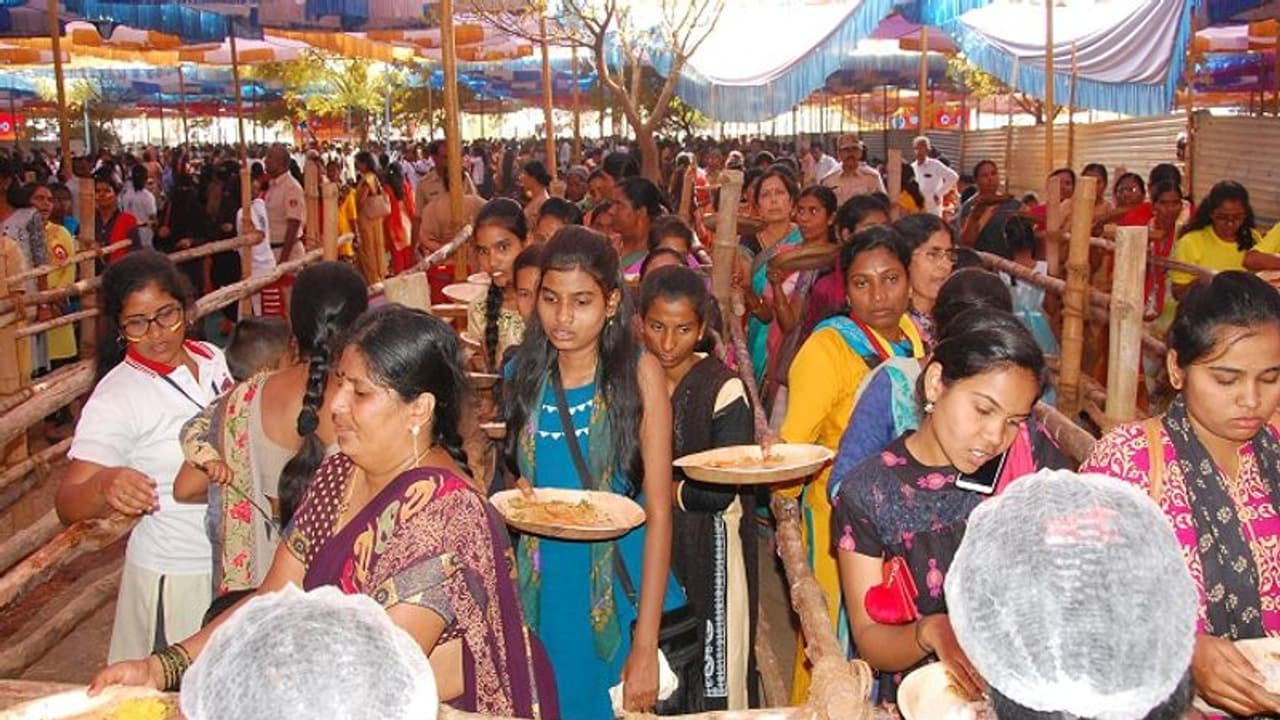 ಕಲಬುರಗಿ ಸಾಹಿತ್ಯ ಸಮ್ಮೇಳನ: ನಿರೀಕ್ಷೆಗೂ ಮೀರಿ ಜನ, ಊಟಕ್ಕೆ ನೂಕುನುಗ್ಗಲು ಕಲಬುರಗಿ ಸಾಹಿತ್ಯ ಸಮ್ಮೇಳನ: ನಿರೀಕ್ಷೆಗೂ ಮೀರಿ ಜನ, ಊಟಕ್ಕೆ ನೂಕುನುಗ್ಗಲು