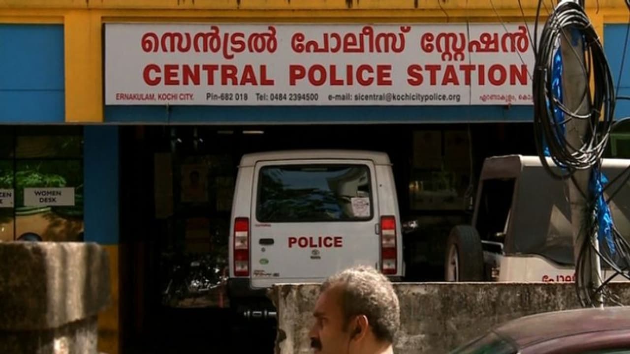 വിദേശവനിതയെ പീഡിപ്പിച്ച കേസില് രണ്ട് പേര് കൊച്ചിയില് പിടിയില് വിദേശവനിതയെ പീഡിപ്പിച്ച കേസില് രണ്ട് പേര് കൊച്ചിയില് പിടിയില്